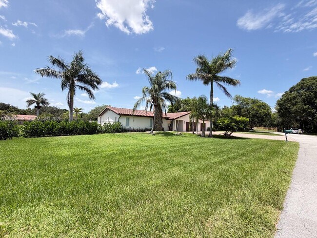 Building Photo - 10950 SW 40 Ct