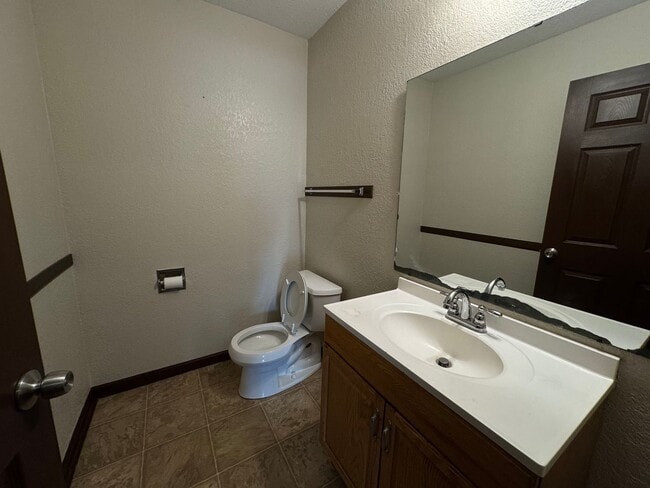Building Photo - Your new Townhouse Awaits! 3 Bed / 1.5 Bat...