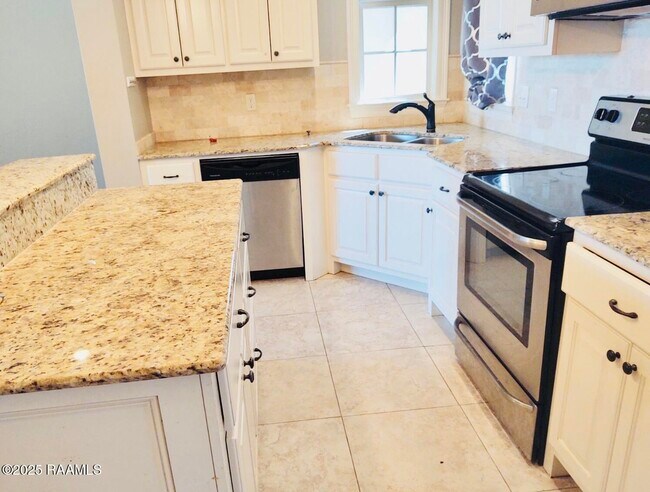 Building Photo - 127 Range Dr