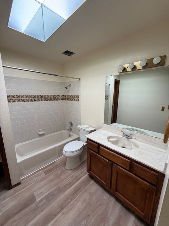 Building Photo - Recently updated 2 Bedroom 2 Bath Townhouse located in the popular foot hills area!