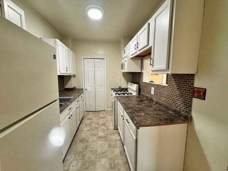 Kitchen - 827 W 37th St