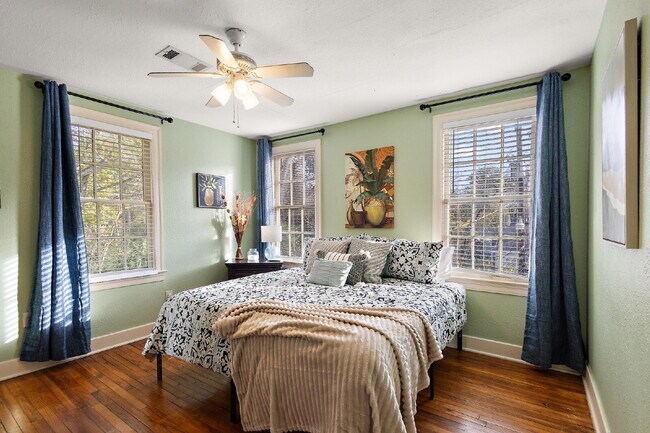 Building Photo - Belhaven Bombshell FURNISHED