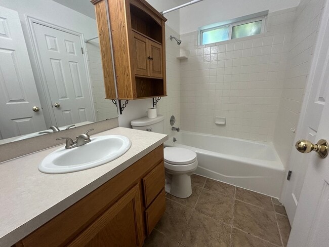 Building Photo - 2 Bedroom/1.5 Bathroom Condo in Washington Terrace