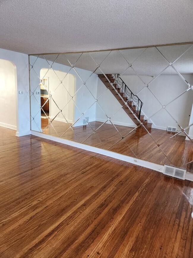 Primary Photo - Remodeled Home - Mayfair