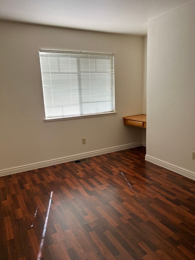 Building Photo - LOVELY 4 BEDROOM HOME IN LAGUNA CREEK!