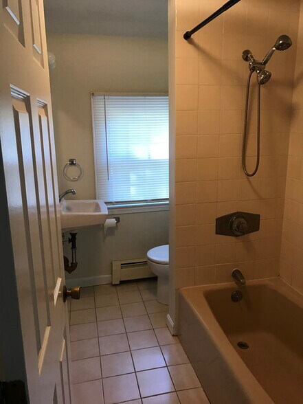 Primary Photo - 206 North Rd