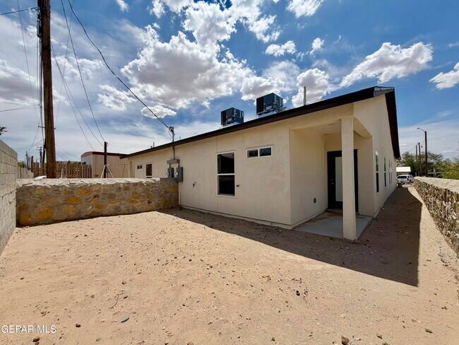 Building Photo - 125 Palma Dr