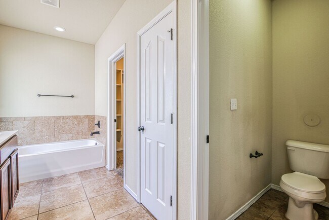 Building Photo - Beautiful East side House 3 bed-2.5 baths in front of Park