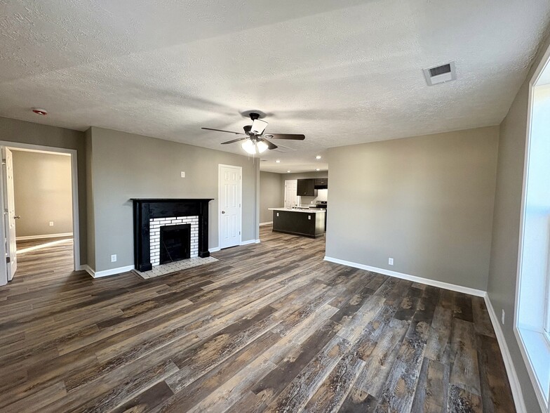 Building Photo - 422 Lexington Ave