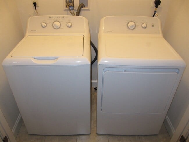 Building Photo - 15 Hialeah Ln