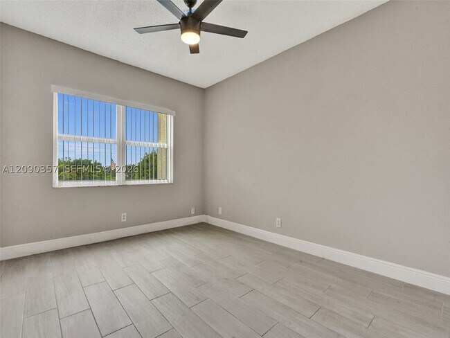 Building Photo - 400 N Riverside Dr