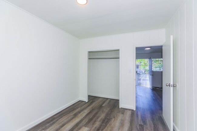 Building Photo - Renovated, upstairs, 2 bedroom 1 bath with...