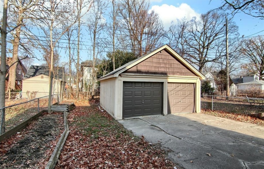 Building Photo - 372 W Bennett Ave