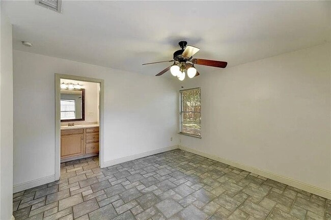 Building Photo - 2906 Greenlawn Pkwy