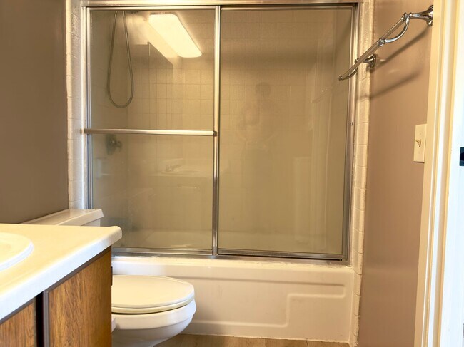 Building Photo - Move Right Into This Freshly Updated Waikiki Condo Just Minutes from the Beach!