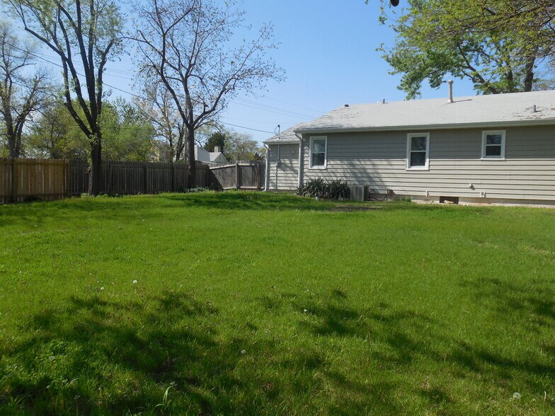 Building Photo - 2021 Stratford Rd