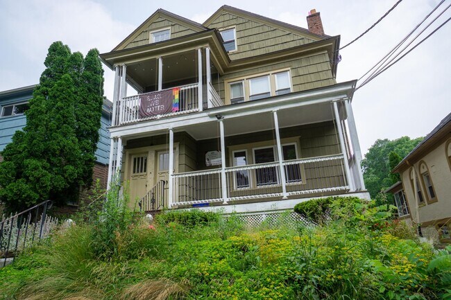 Building Photo - Newly Renovated First Floor Flat-Bright, S...