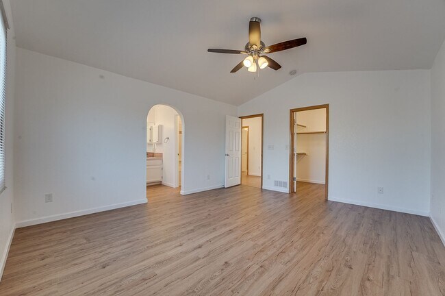 Building Photo - Beautiful 4 bed, 3.5 bath Home in Fort Collins Dakota Ridge Neighborhood