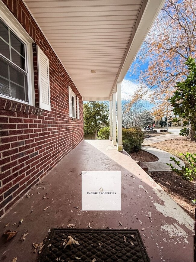 Building Photo - Furnished Two Bedroom Close to Downtown