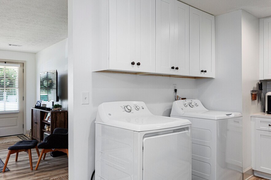 Building Photo - 223 Woodglen Dr