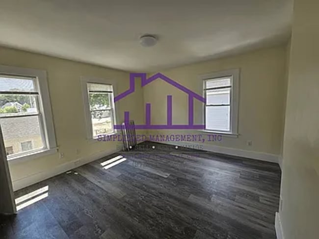 Building Photo - 5-Bedroom, 1-bathroom Unit available in Do...
