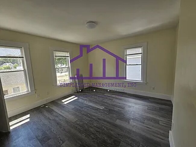 Building Photo - 5-Bedroom, 1-bathroom Unit available in Dover, NH!