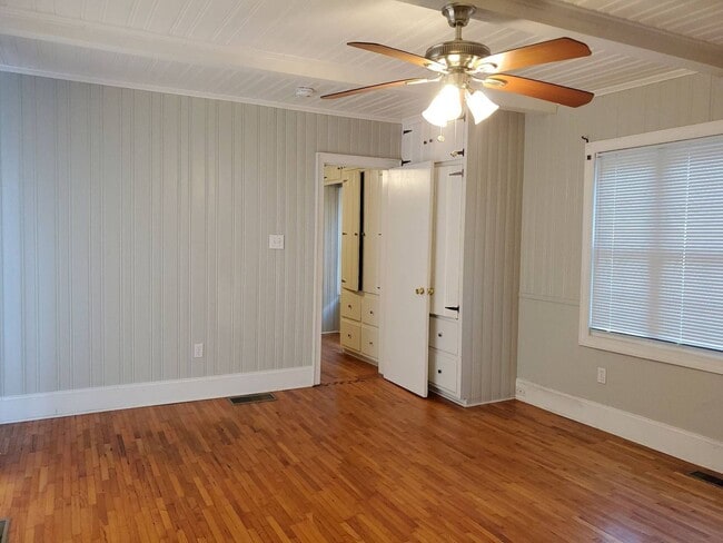 Building Photo - Great older home in Gastonia near Westfield Mall and Hospital