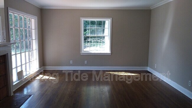 Building Photo - 229 Pinewood Ave