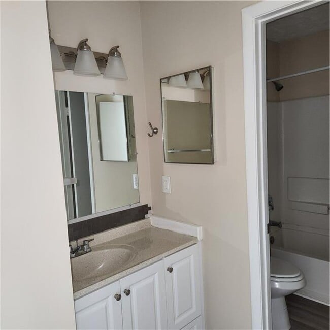 Building Photo - 293 Country Club Dr