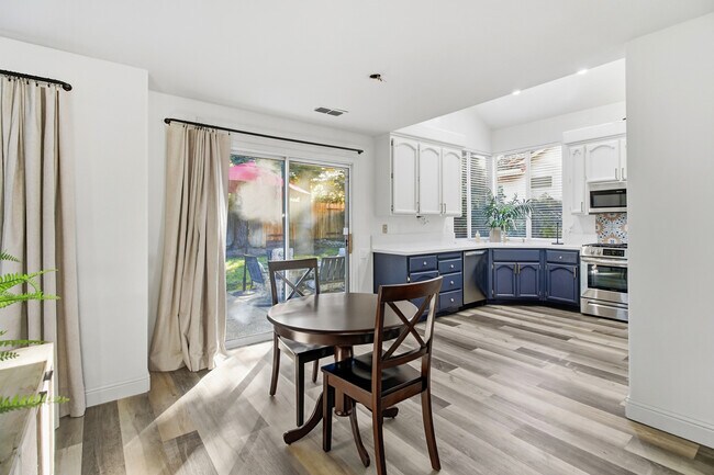 Building Photo - 2559 Du Bois Dr