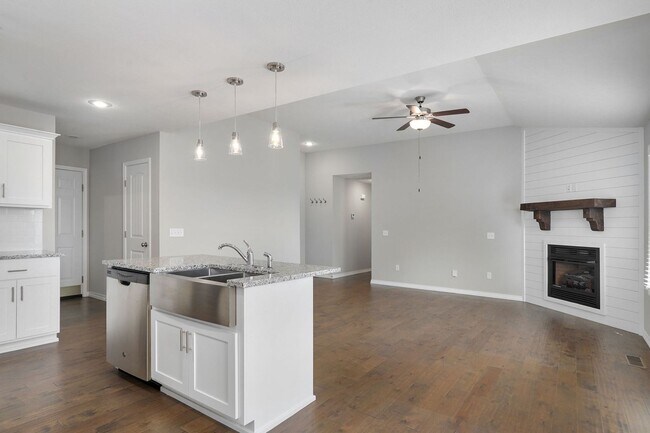 Building Photo - Modern 3 Bed / 2 Bath Home with Open Layout & Fenced Yard