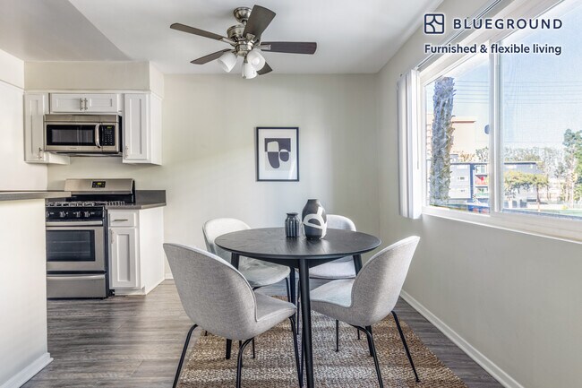 Building Photo - 311 S Doheny Dr