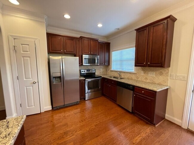 Building Photo - Townhouse / Burlington