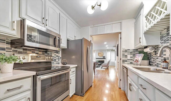 Building Photo - "Charming 1-Bed Oasis in Redwood City – Your Perfect Retreat Awaits!"