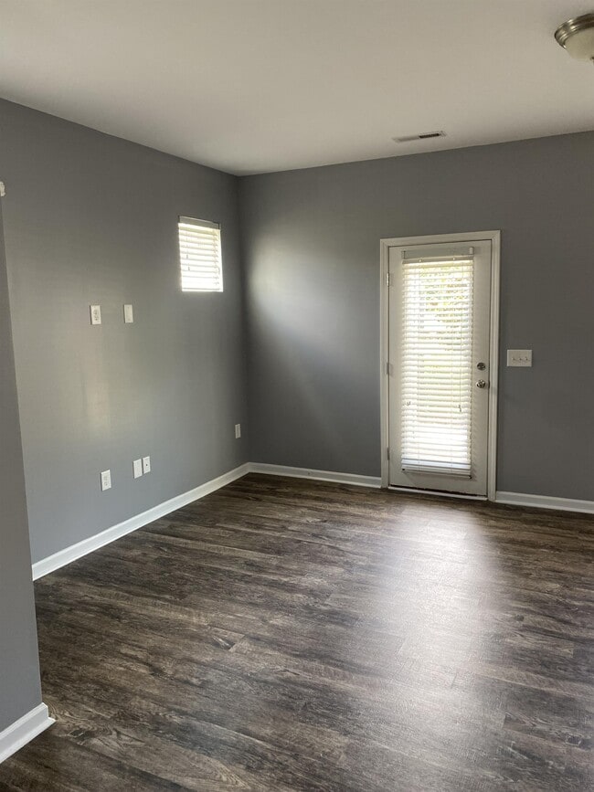 Building Photo - 8960 Commons Townes Dr