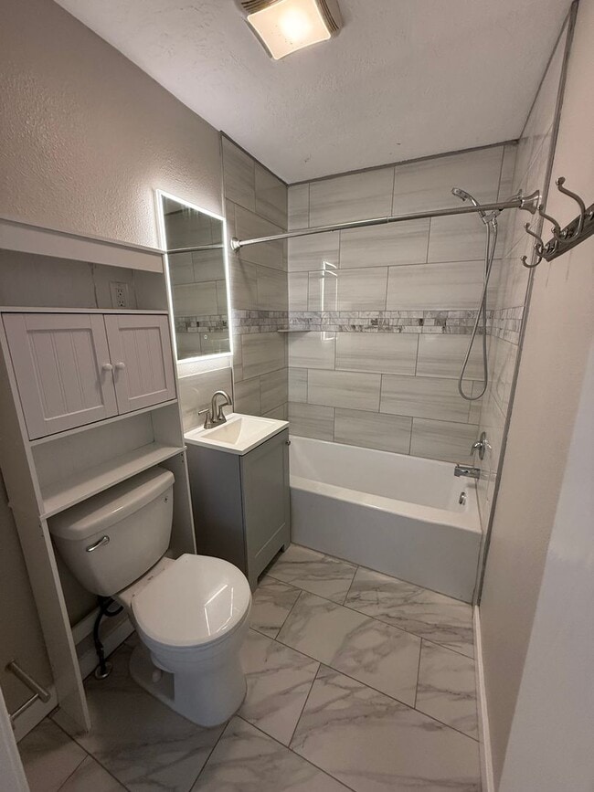 Building Photo - 3 Bedroom Home