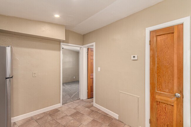 Building Photo - 350 E Kelso St