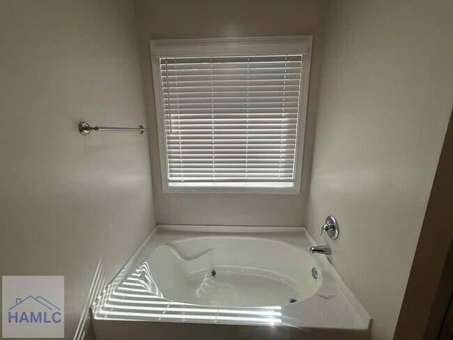 Building Photo - 50 Huntington Dr