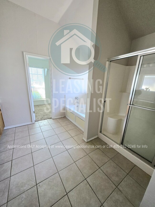 Building Photo - Spacious Southwest OKC 3 Bed 2 Bath Home W...