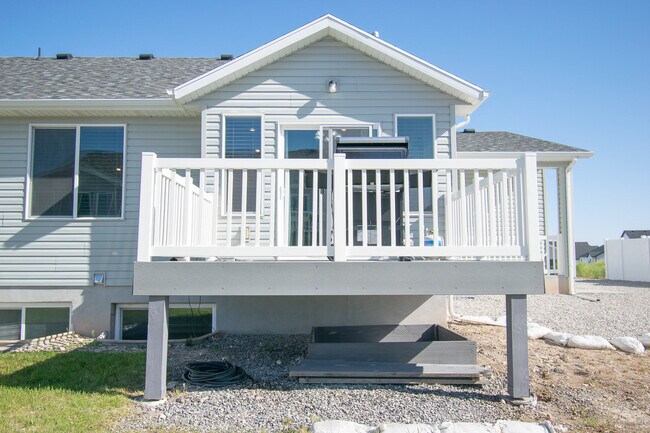 Building Photo - 289 W 2280 N