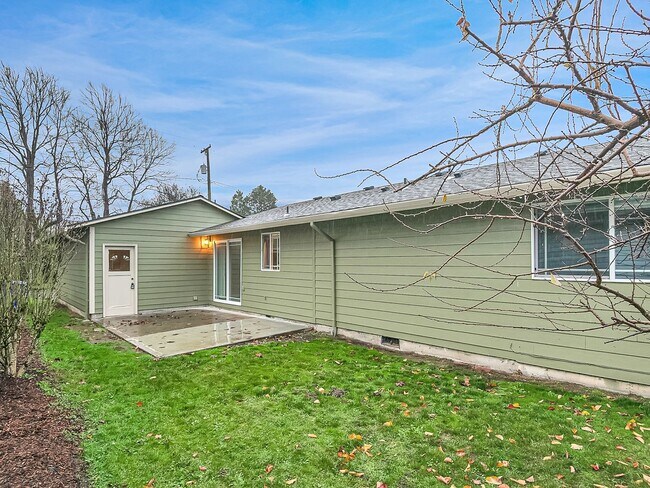 Building Photo - Coming soon! Remodeled 3-bdr/2-bath Overlook ranch w/ fireplace, excellent location