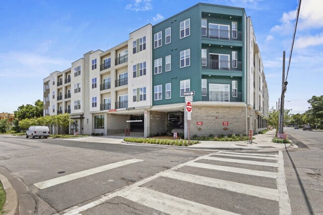 Building Photo - 601 W 9th St