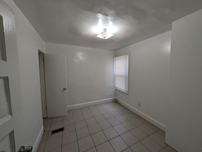 Building Photo - 349 N Ocean Ave