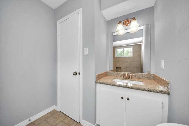 Building Photo - 10654 Hazelhurst Dr