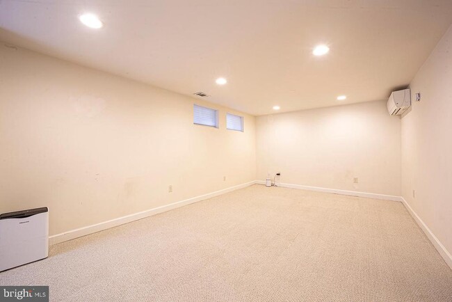 Building Photo - 6717 44th Ave