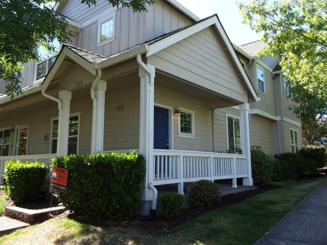 Building Photo - Meadows Townhome