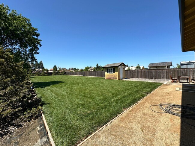 Building Photo - 4 Bedroom Home on Half Acre Lot