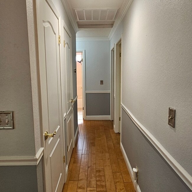 Building Photo - Spacious Open Floor Plan Close to Schools ...
