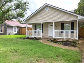 Building Photo - August 2026 Move In! Remodeled 3 Bed, 2 Ba...
