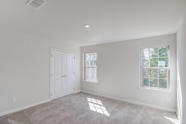 Building Photo - 5 Bedroom Home in Youngsville, right off o...